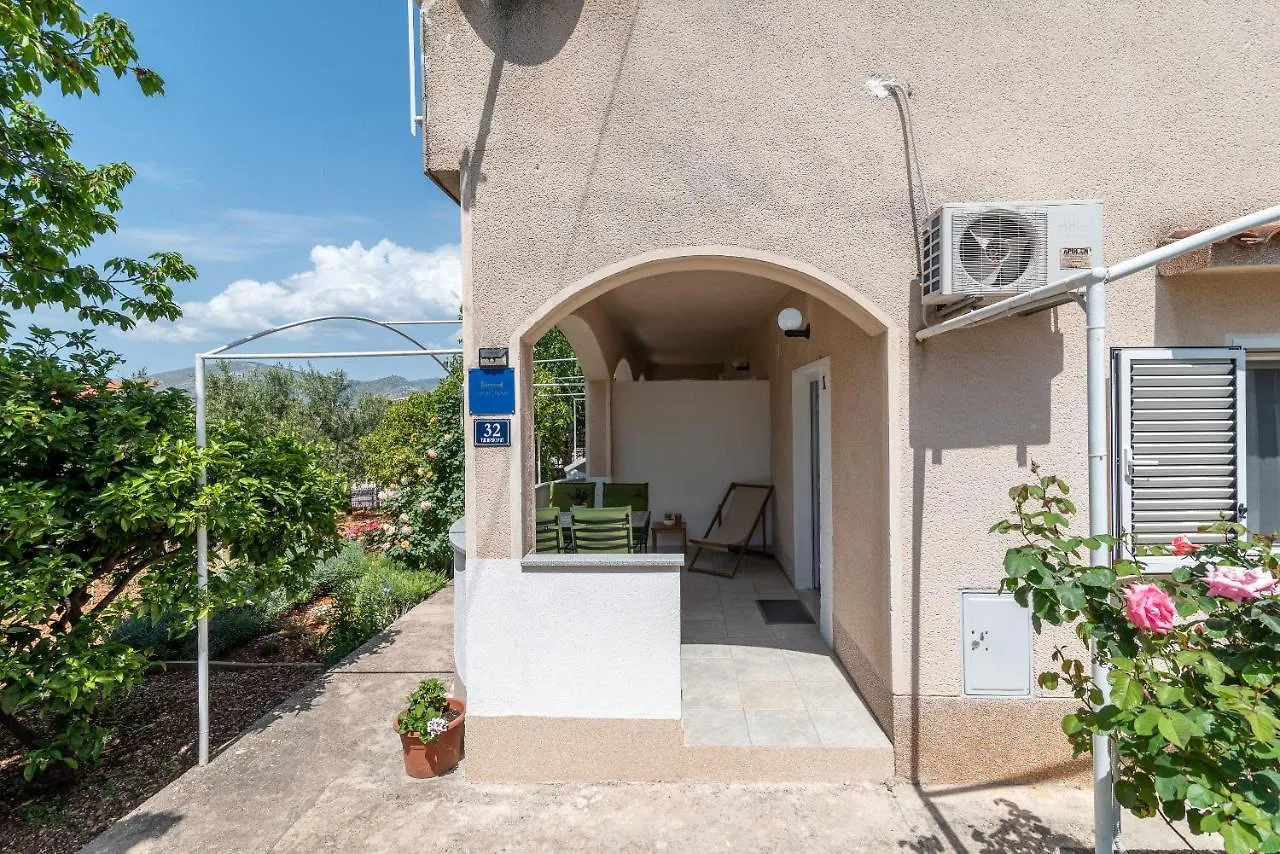 Apartments Fani Trogir