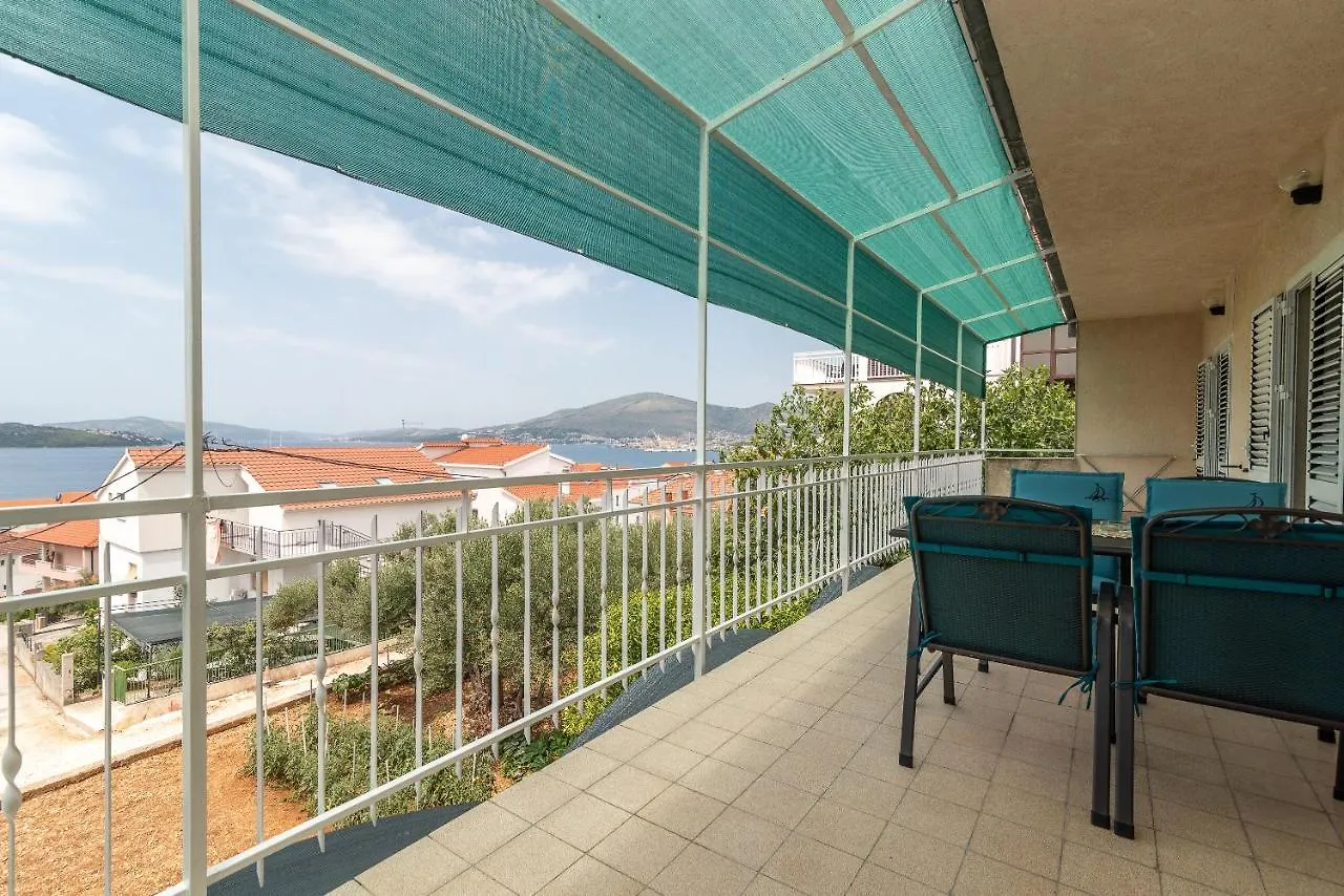 Apartments Fani Trogir